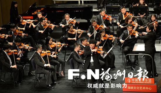 海峡文化艺术中心首秀,著名小提琴演奏家吕思清带来小提琴协奏曲《梁祝》。