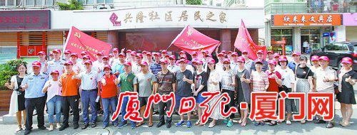 在职党员“双报到”,党员干部集结兴隆社区。 (本报记者 何炳进 摄)