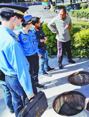 ▲湖里区城市管理局联合相关部门全面开展违规排水户整治工作。
