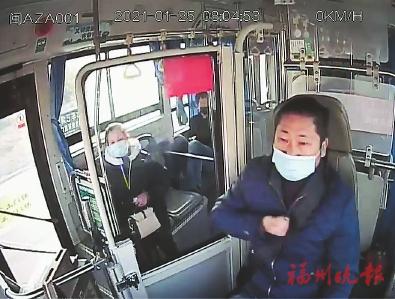 陈祖军在驾车途中突感不适,单手捶胸。视频截图