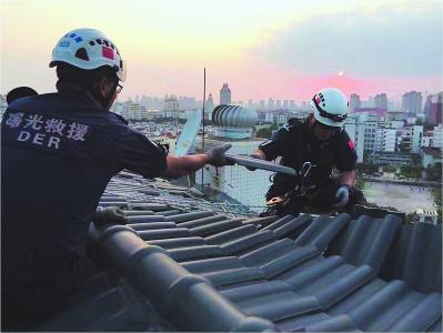 曙光救援队参与“莫兰蒂”台风灾后重建。
