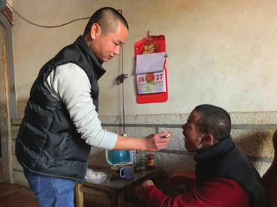 陈奇汉一口一口地喂哥哥吃包子,还不时提醒“小心烫,慢慢吃”。