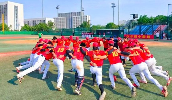 　2025年6月11日，闽台联合组建的福建海鲨棒球队斩获中棒联赛天津站冠军。