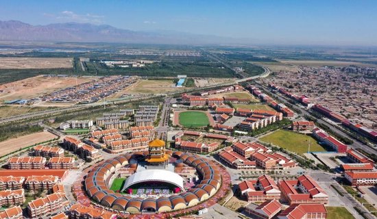 从“干沙滩”蝶变为“金沙滩”的闽宁镇。冯开华 摄