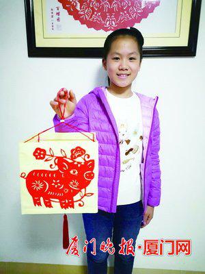 ■家住前埔北社区的苗苗和妈妈制作剪纸花灯。 受?#35868;?#20379;图