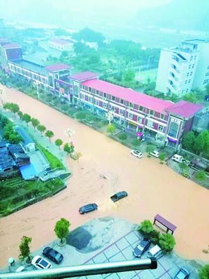 三明市清流县道路积水成河。(图/福建日报微信公众号)