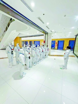 ▲早上6点,分流中心工作人员召开开班前例会。