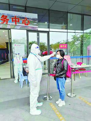 ▲分流中心内工作人员正在为旅客测温。(本组图 分流中心 提供)