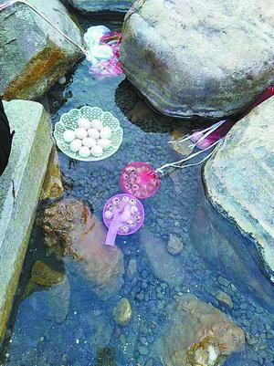 市民将鹌鹑蛋、鸡蛋放入温泉水中煮。(市民陈女士 供图)