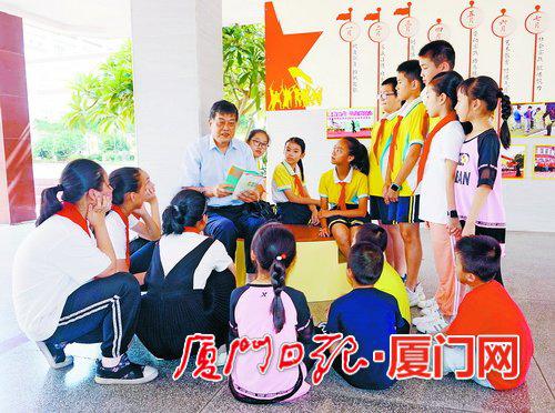 学生们围在一起,听高崎小学原校长林振其讲述红色故事。