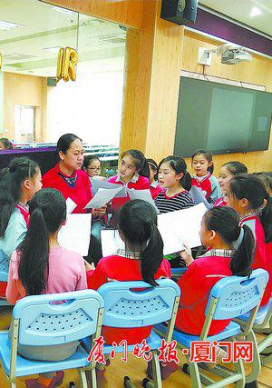 ■民立小学的学生跟着老师学唱闽南童谣。