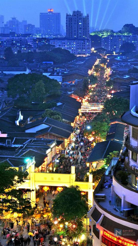 △夜幕下三坊七巷迎宾客。陈建国摄