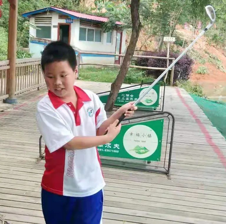 爱搞怪的董思泽小朋友