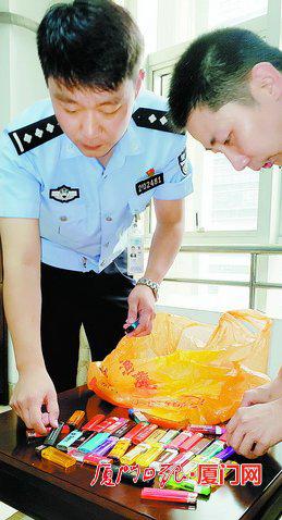 ▲民警收缴的打火机。