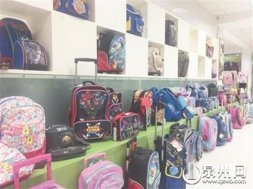 泉州包袋成为全国电商企?#30331;?#25163;货源 (刘倩 摄)