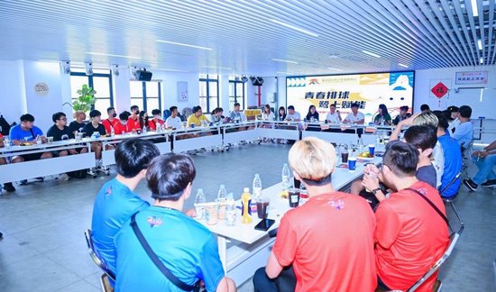 　依托厦门（集美）打造“排球之城”的战略契机，2025海峡两岸（厦门）青少年排球友谊赛期间同步举办两岸排球产业对接会。