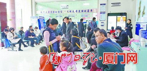 家长带着孩子来派出所申请身份证。(本组图/本报记者 程午鹏 摄)