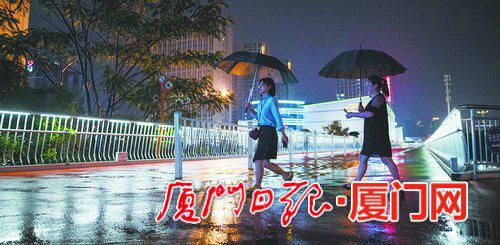 连绵的雨水让路面泛起了光。(本报记者 林铭鸿 摄)