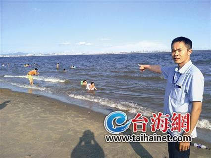 ▲冷向荣在这片海域救起一对父子