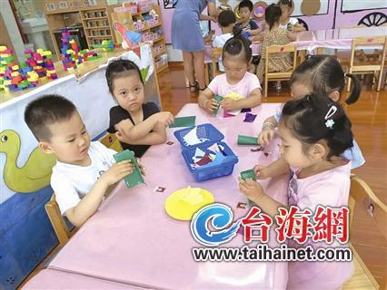 ▲龙文区区直机关幼儿园,幼儿们在做手工(资料图)
