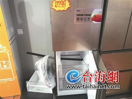 ▲展板被撞烂,一根铝合金管穿透两台冰箱