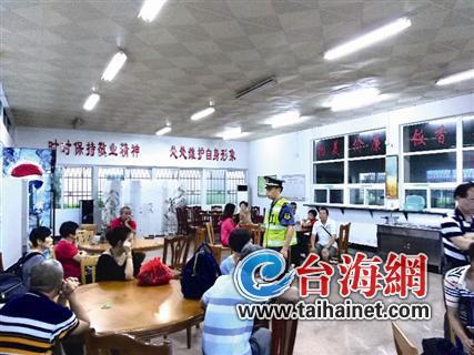 ▲执法人员将滞留旅客安置在食堂