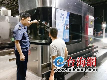 ▲涉事驾驶员看着被刮破的票亭玻璃