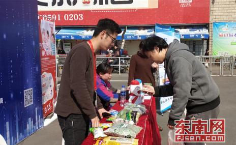 消费者通过“一品一码”查询食品安全网站赌博注册赠送彩金。东南网记者张立庆 摄