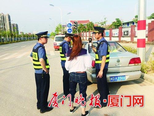 ■交通执法人员查处违规培训行为。
