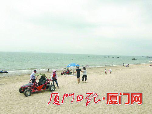 玩月坡附近,沙滩摩托车经营者在招揽生意。