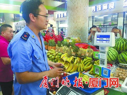 -市场监管部门工作人员演示如何使用智能溯源秤。