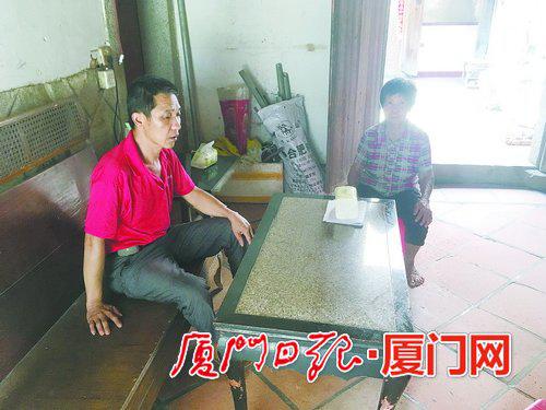 患病的老纪(左一)和母亲。