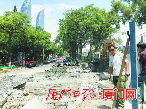 大学路围挡施工,进行排水箱改造。