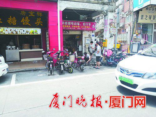 厦门老城区路边车位常被占 一年7个收费员被逼