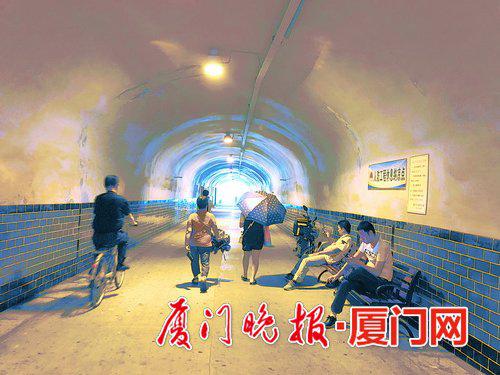 美仁山通道里,市民坐在椅子上纳凉休息。