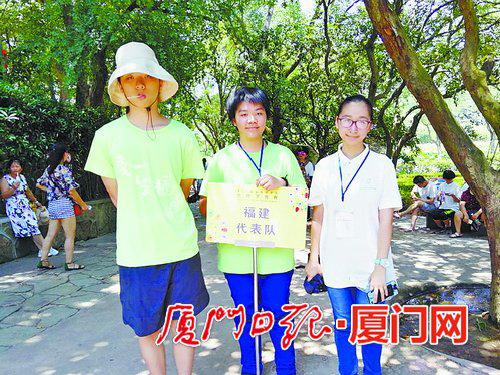 颜瑞仪(中)获得第27届全国中学生生物学竞赛金奖。(厦门一中供图)