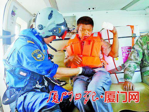 受伤渔民被运送回厦。