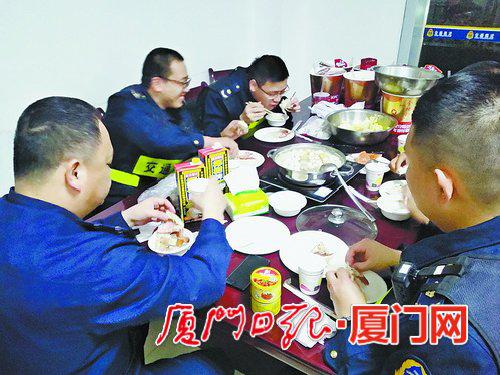▲除夕夜,交通执法人员在执勤点围炉烫火锅。 (洪 玲 摄)