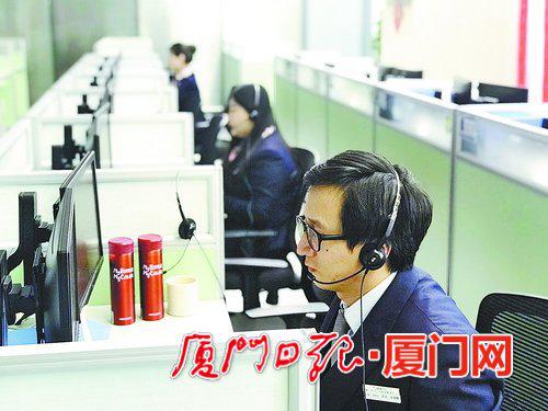 ▲12328话务员忙着接听电话。(本报记者 徐景明 摄)