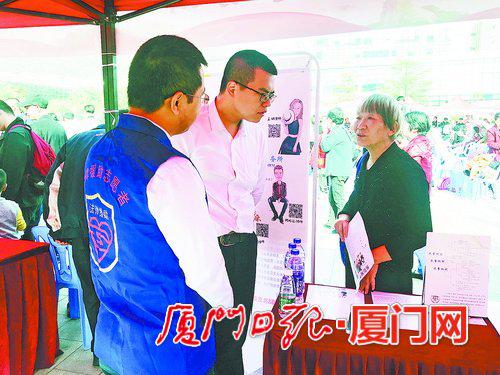 ▲思明区法律援助中心开展法律咨询活动。（本报记者 江海苹 摄）