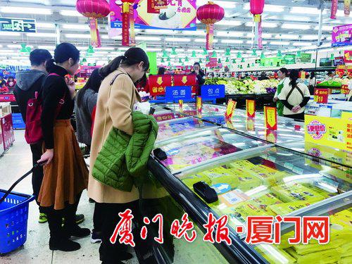 ■市民细心挑选汤圆。
