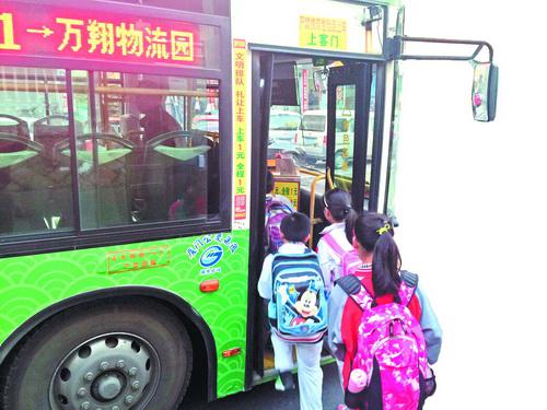 学校开学,学生交通流将增大城市交通压力。