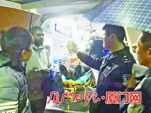 ▲民警为患病船员紧急办理临时入境许可,为其上岸救治赢得宝贵时间。