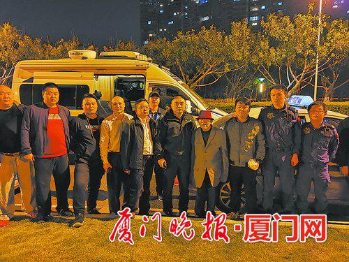 ■曙光救援队、热心的哥与走失老人在环岛路留影。 曙光救援队供图