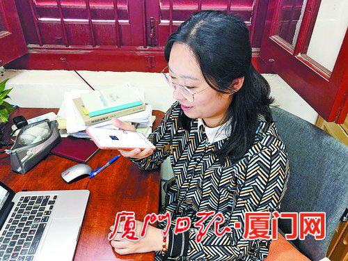 一位女士正对着手机用闽南话进行语音输入。