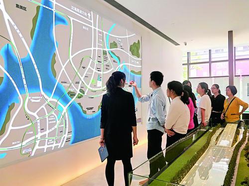市民看房热情很高。
