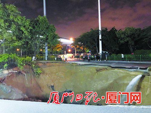 抢修现场,水管还在喷水。