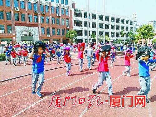 五缘第二实验学校昨举行演练。(纪文雅 摄)