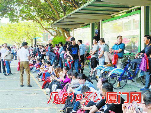 考生家长在厦门外国语学校初中部门口等待。
