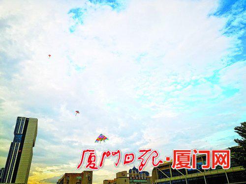 昨日17时许,鹭岛西侧乌云密布,东侧仍有蓝天白云。(本报记者 何炳进 摄)